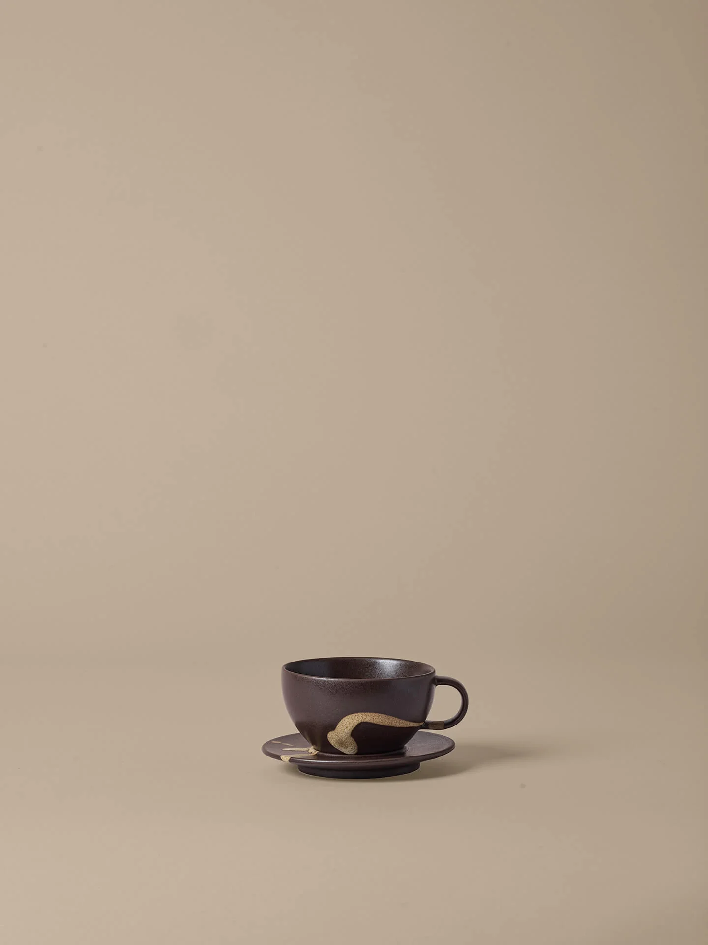 Koyo Cup with Saucer - Dark Brown/Buff - Image 3